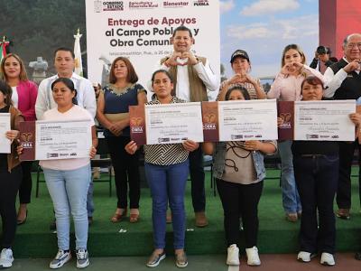 Ixtacamaxtitlán recibe apoyos estatales sin precedentes en maquinaria, fertilizantes y reforestación