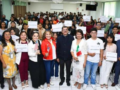 Entrega UTH becas alimenticias, académicas y deportivas; 203 estudiantes beneficiados