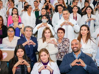 Ceci Arellano entrega insumos al hospital de la niñez poblana