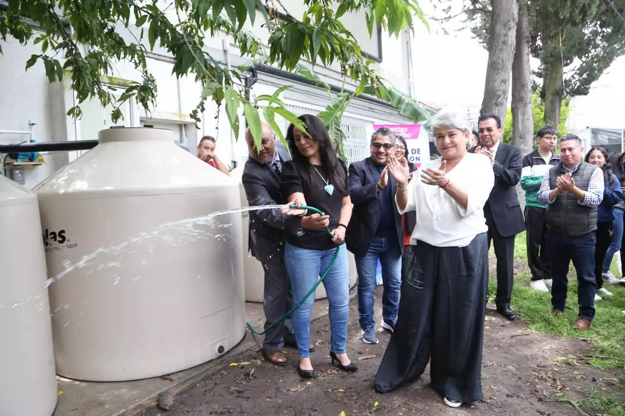 Entregan captadores de agua de lluvia