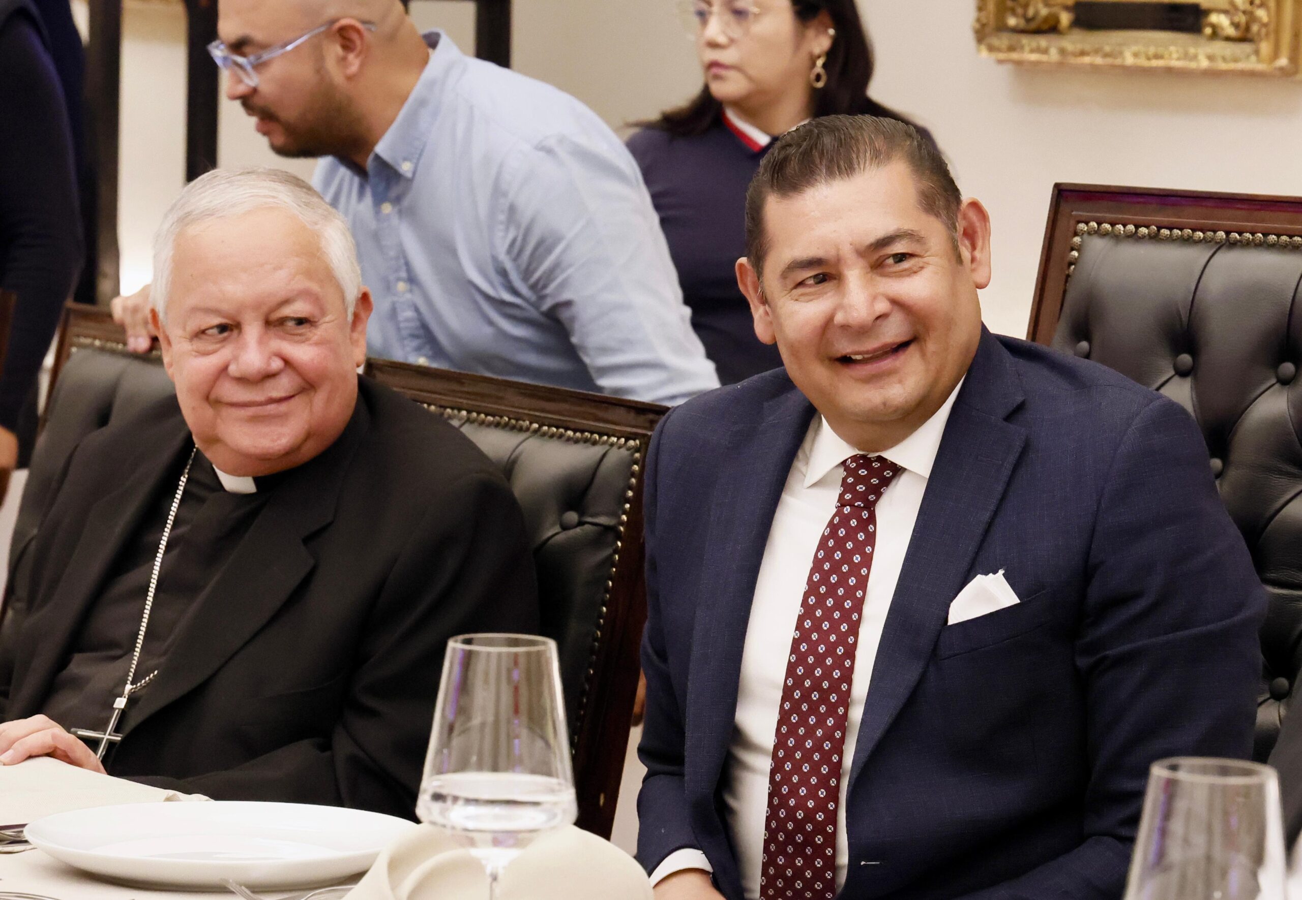 Alejandro Armenta y el arzobispo de Puebla