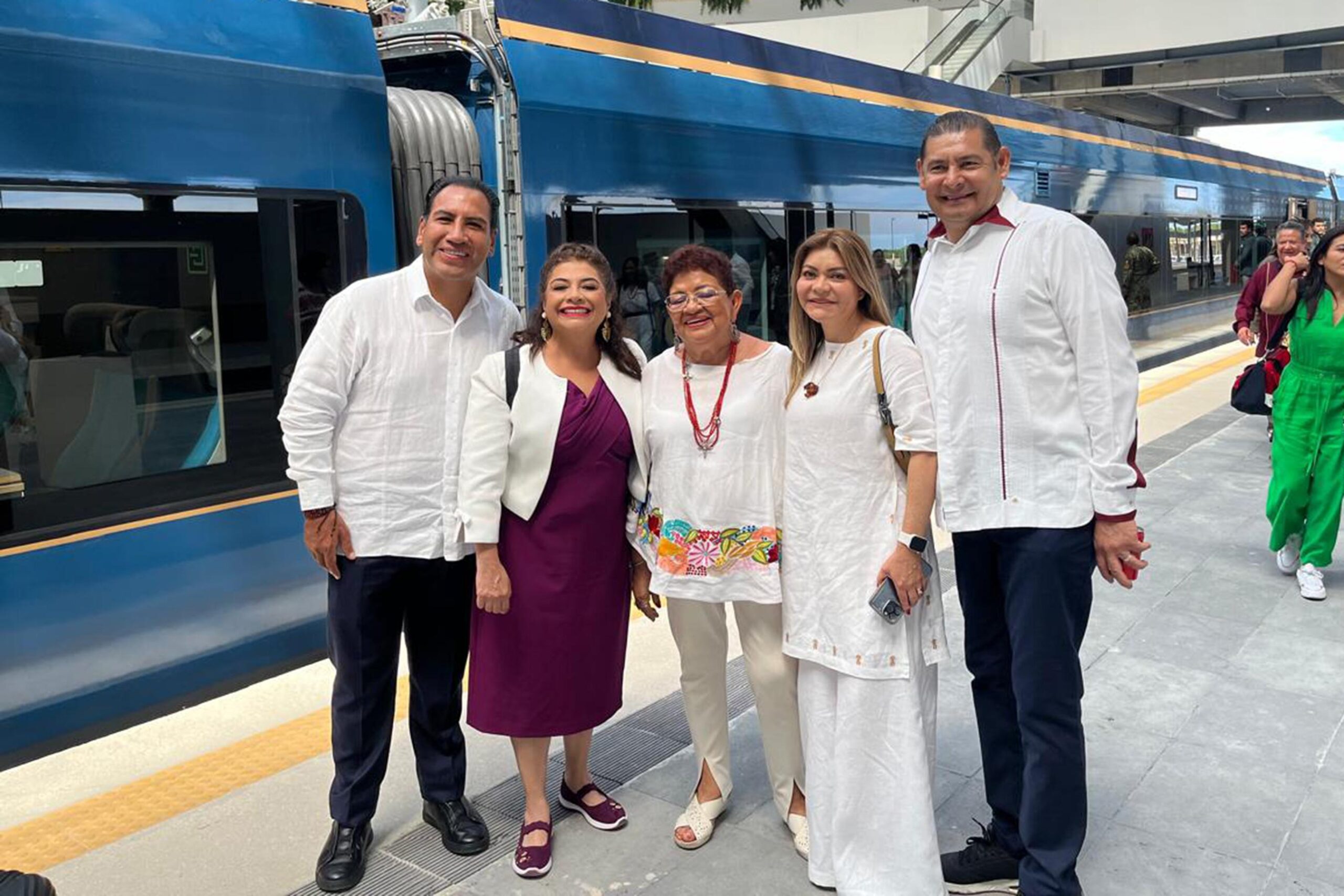 Alejandro Armenta asiste a la inauguración de vagones del tren maya