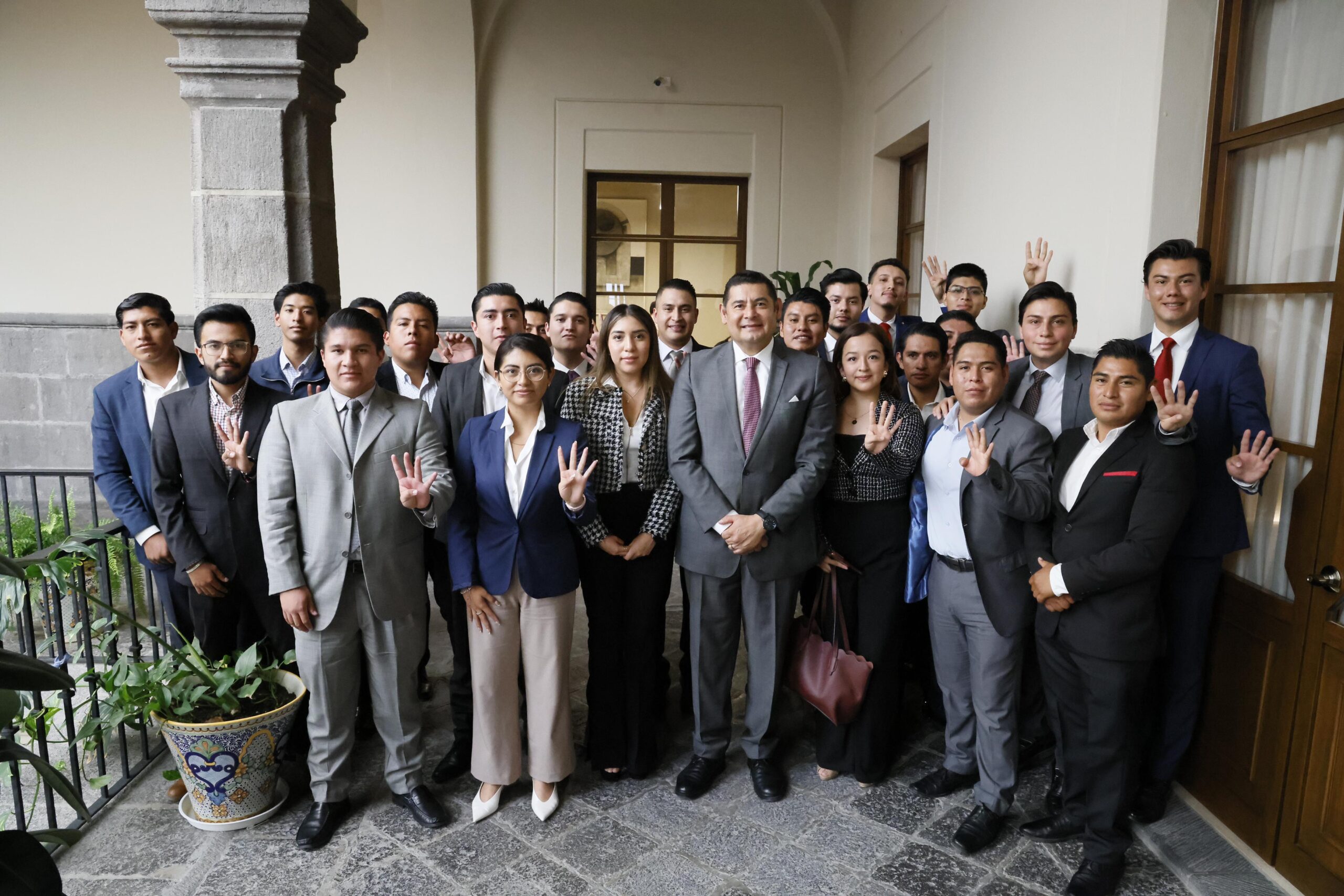 Armenta se compromete a trabajar con los jóvenes