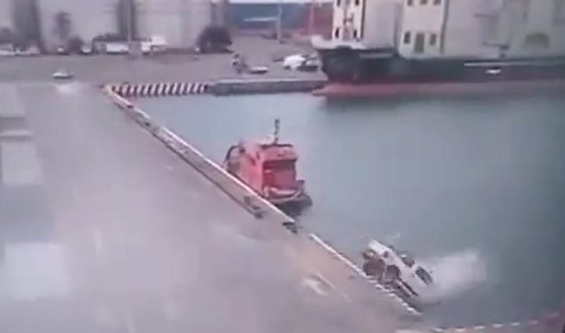 camioneta cae al mar