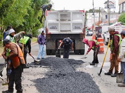 Realiza Secretaría de Infraestructura corrección temporal en daño por drenaje en Avenida Lafragua