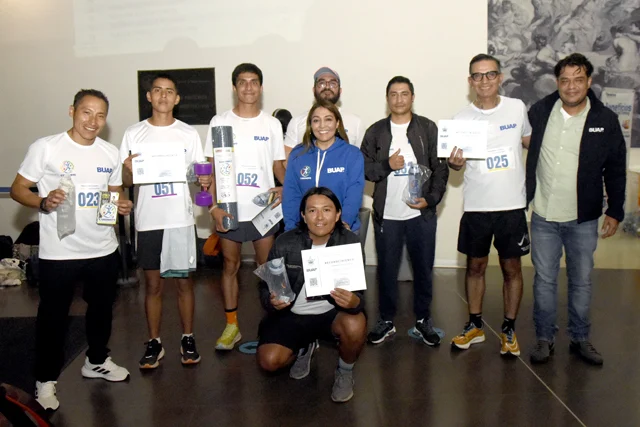 Participa la comunidad BUAP en la “Carrera vertical 2026”